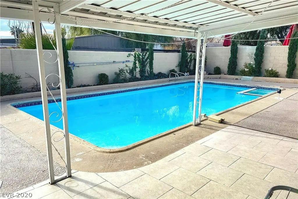 CHILL & SWIM LIKE A QUEEN! - Private Pool in Las Vegas - Swimply