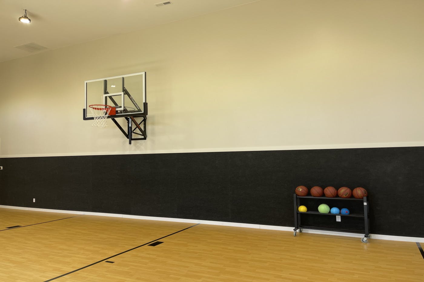 Luxurious Indoor Outdoor Court - Rent a private basketball court in  Lawrence, New York - Swimply