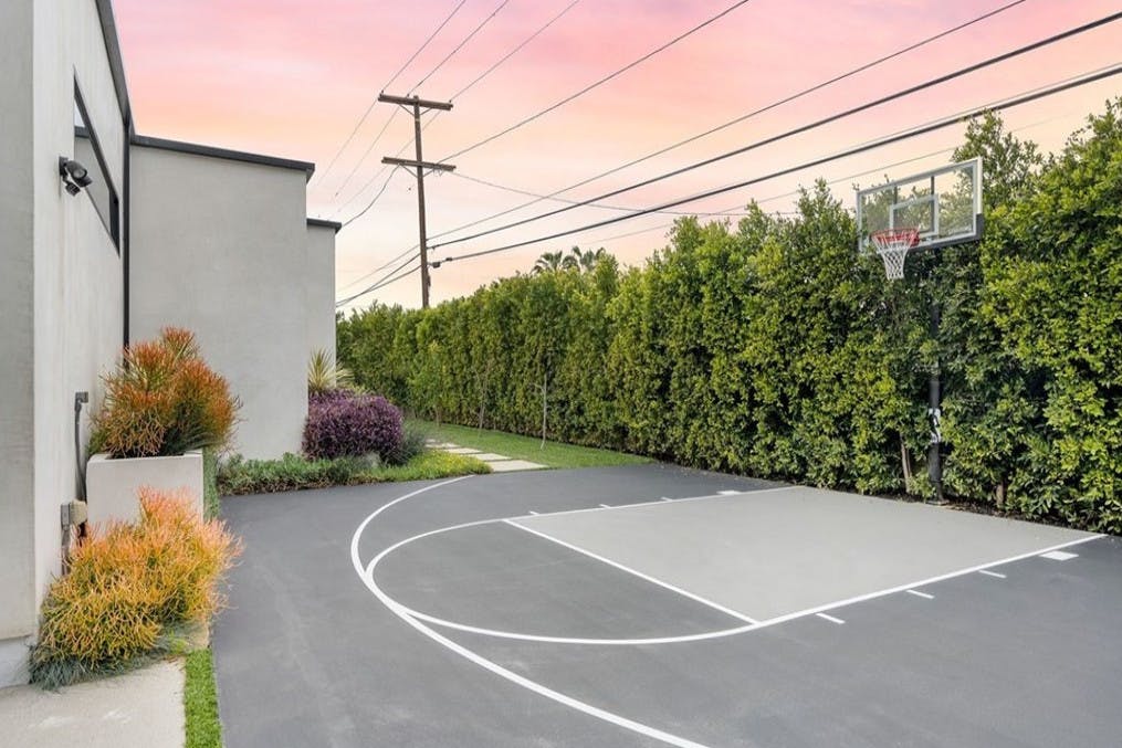 Luxurious Indoor Outdoor Court - Rent a private basketball court in  Lawrence, New York - Swimply