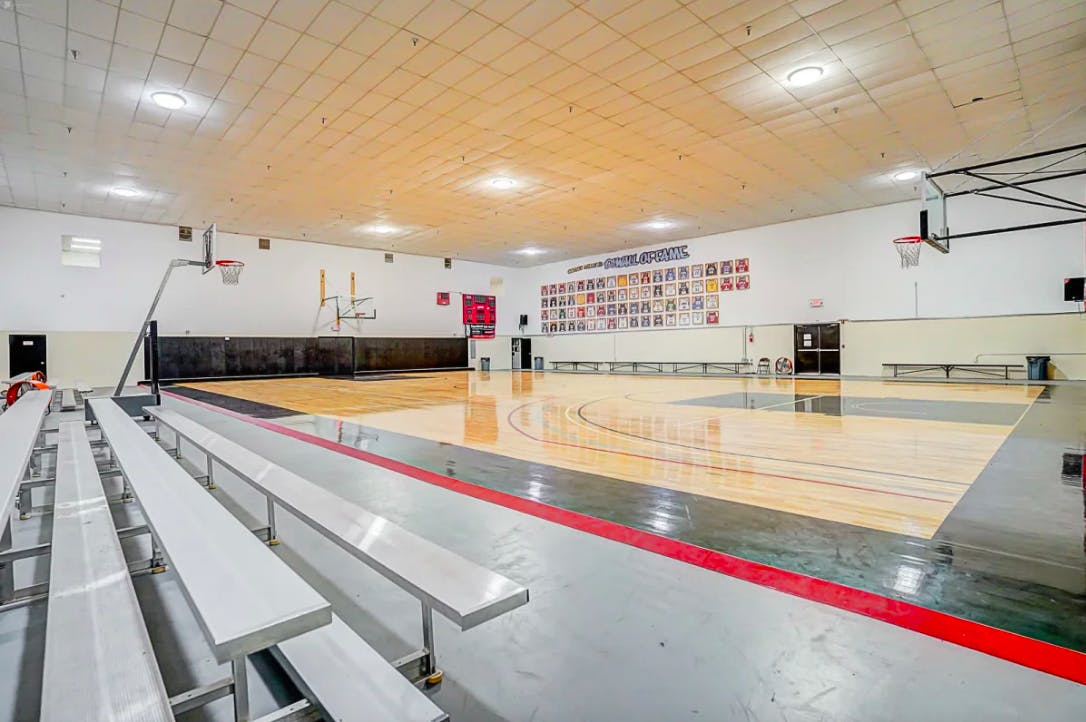 Luxurious Indoor Outdoor Court - Rent a private basketball court in  Lawrence, New York - Swimply